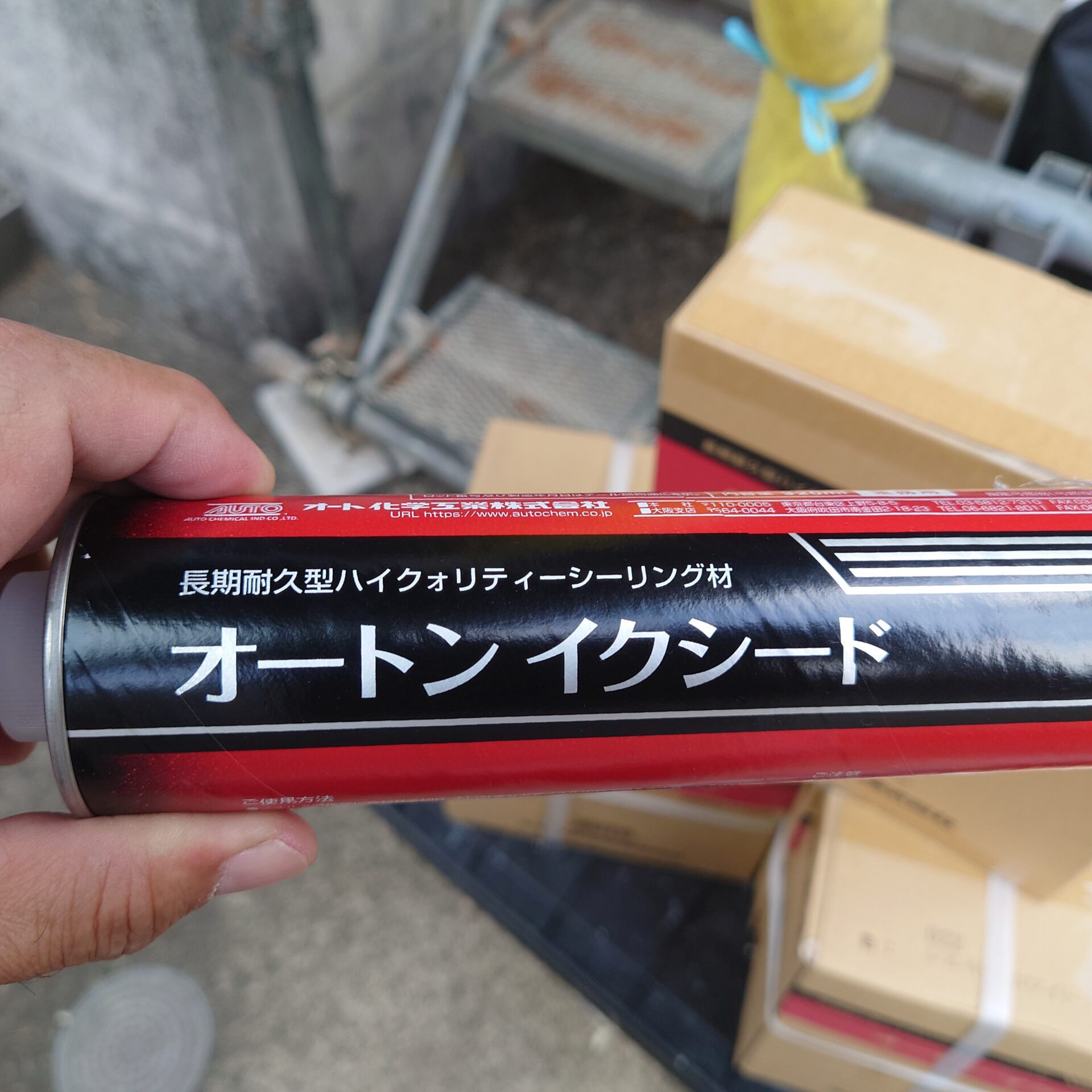 藤沢市にて本日はオートンイクシードにて、塗装工事前のシーリング工事でした。